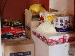 Alimentos doados que foram entregues para família vítima de incêndio (Foto: Fernando Antunes) 