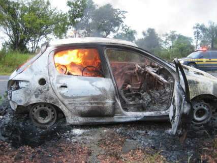  Carro carregado com maconha é encontrado queimado em Bela Vista