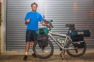 Francis mostra a bicicleta com os alforges que utiliza para levar roupas, mantimentos e até a barraca (Foto: Fernando Antunes)