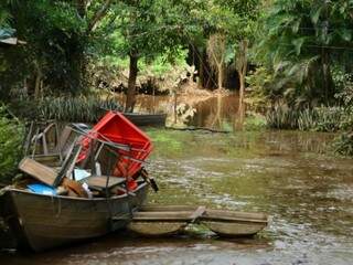 Barco &quot;navega&quot; em rio de lama após cheia do Rio Aquidauana. (Foto: André Bittar) 