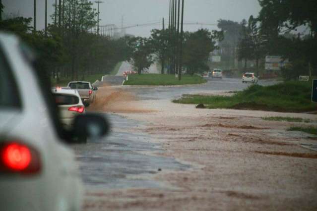 Chuva cai forte e deve continuar at&eacute; ter&ccedil;a-feira em Campo Grande