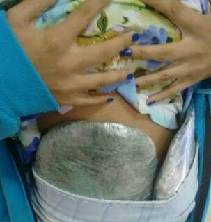 A mulher foi presa com mais de um quilo de haxixe (Foto: Reprodução)