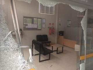 Agência bancária destruída por assaltantes na madrugada de sexta-feira em Coronel Sapucaia (Foto: Direto das Ruas)