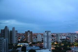 O dia amanheceu com céu aberto em Campo Grande. (Foto: Marcos Ermínio) 