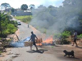 Familiares e moradores atearam fogo em madeira para bloquear rua de acesso ao morro (Foto: Paulo Francis)