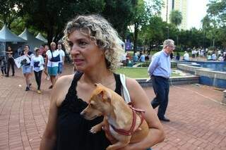 Laura Cristina, levou a cadelinha Mel para participar do manifesto (Foto: Fernando Antunes)