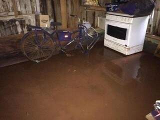 Casa inundada em Caarapó (Foto: Alô Caarapó/Arquivo).