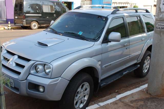 Pajero encontrada abandonada foi furtada na frente da casa de secret&aacute;rio