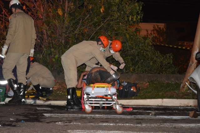 Motociclista &eacute; atropelado e arremessado contra &aacute;rvore na Ernesto Geisel