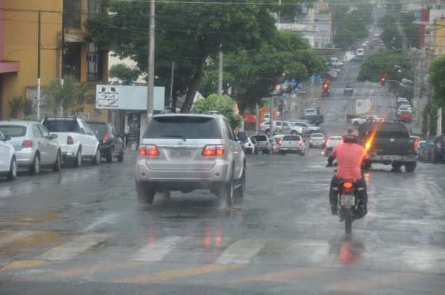 Chuva forte, com vento de 43 km/h e granizo, atinge bairros da Capital