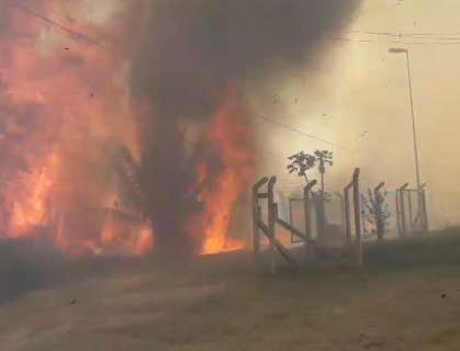 Vídeo de brigadistas mostra fogo próximo de fiação e posto da PRF