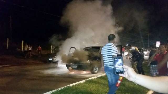 Ve&iacute;culo pega fogo e provoca congestionamento na Afonso Pena