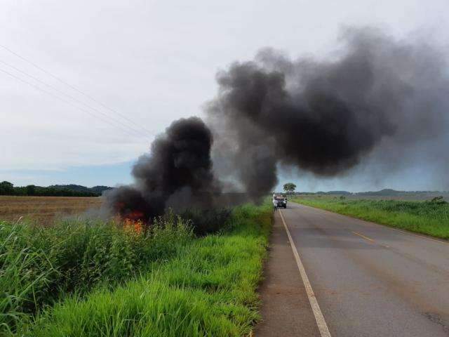 Fam&iacute;lia escapa ilesa de ve&iacute;culo incendiado em rodovia de MS