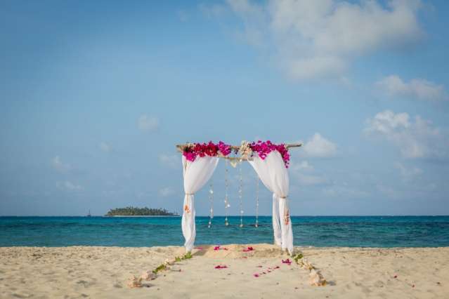 Em cen&aacute;rio paradis&iacute;aco, noivos celebram o amor em casamento sem convidados