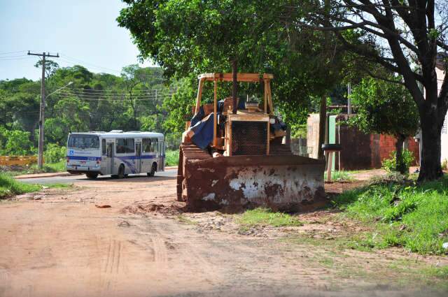Eros&atilde;o no bairro Nova Lima vira dep&oacute;sito de entulhos dia e noite