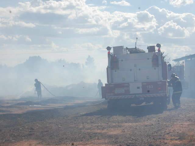  Fogo em terreno baldio atinge f&aacute;brica de telhas no Vivendas do Parque