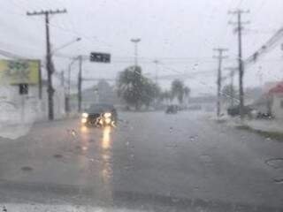 Chuva na avenida Eduardo Elias Zahran (Foto: Liniker Ribeiro)