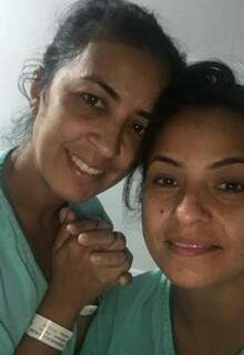 Marisangela e a irmã antes da cirurgia. (Foto: Arquivo Pessoal)