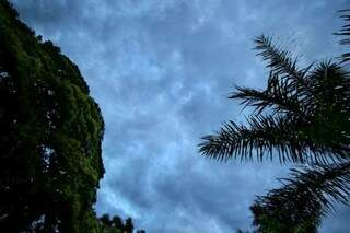 Céu nublado na manhã desta terça-feira, em Campo Grande (Foto: André Bittar)