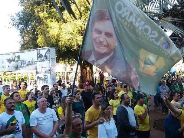 Ato pr&oacute;-Bolsonaro leva centenas de pessoas &agrave;s ruas de Dourados 