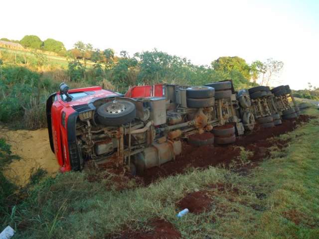 Carreta carregada com 38 toneladas de milho tomba na MS-156