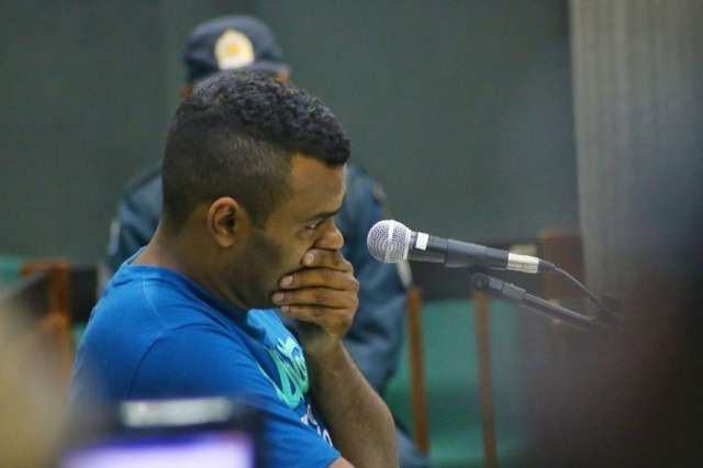 Em j&uacute;ri, r&eacute;u por matar a namorada a facadas se diz arrependido