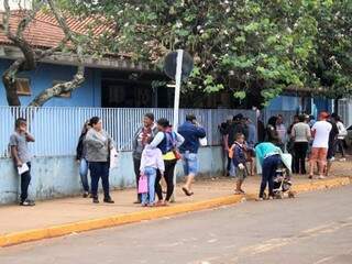 Postos de saúde de Campo Grande amanheceram com filas no primeiro dia de vacinação contra gripe (Foto: Marina Pacheco)