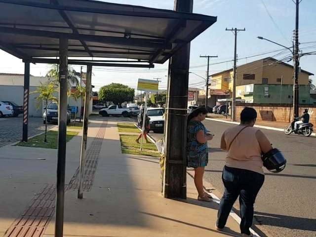 Mulheres s&atilde;o alvo f&aacute;cil de assaltantes em pontos de &ocirc;nibus do Carand&aacute;