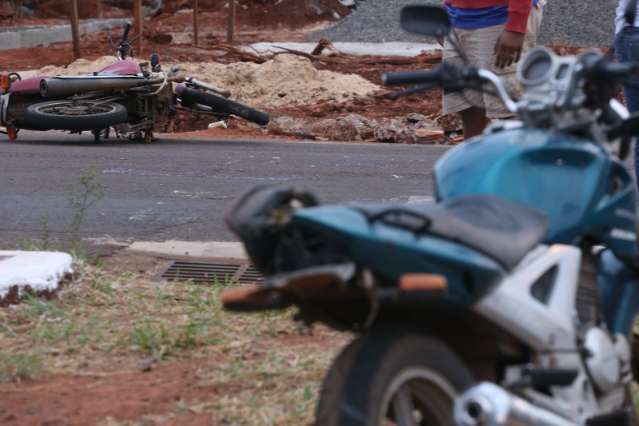 Acidente entre motos deixa condutor sem capacete ferido no Z&eacute; Pereira