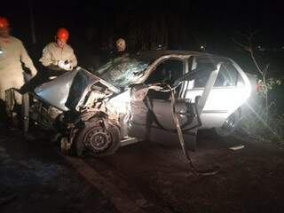 Carro ficou destruído após colisão com caminhão. (Foto: Divulgação/Corpo de Bombeiros)