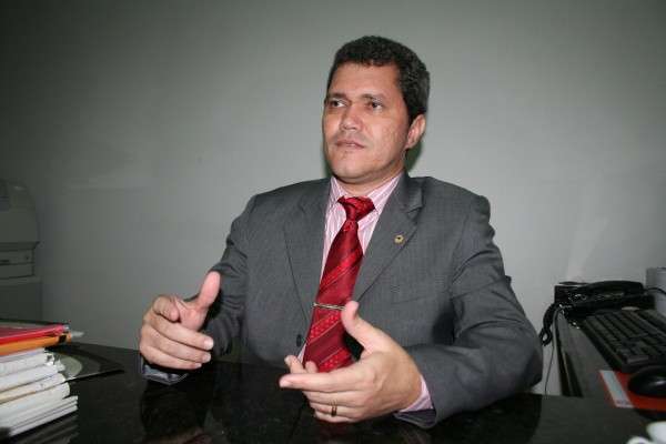 Suplente que prometeu doar sal&aacute;rio fica sem receber e vai &agrave; Justi&ccedil;a