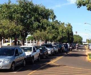 Carros aguardam emplacamento no Detran: foram 26 mil unidades de janeiro a julho. (Foto: Arquivo)