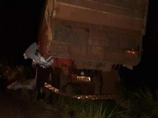 Caminhão caçamba tinha falhas na iluminação e na faixas refletivas, segundo a polícia (Foto: Cipó)