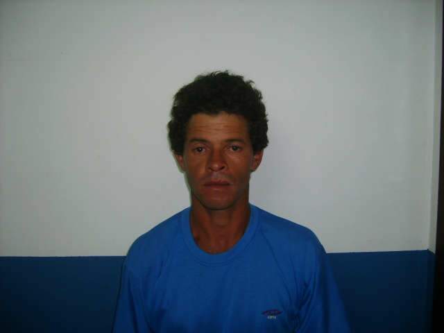  Homem &eacute; preso ap&oacute;s tentar matar esposa com v&aacute;rios golpes de faca