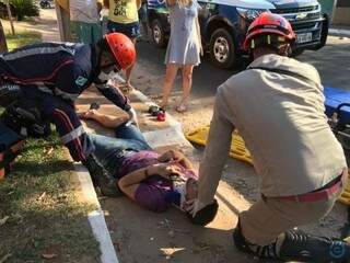 Socorristas do Samu e do Corpo de Bombeiros atendendo a vítima (Foto: Alisson Silva)