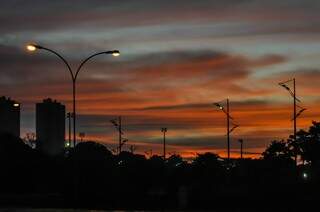 O dia na Capital amanheceu com céu entre nuvens. (Foto: Marcelo Calazans) 
