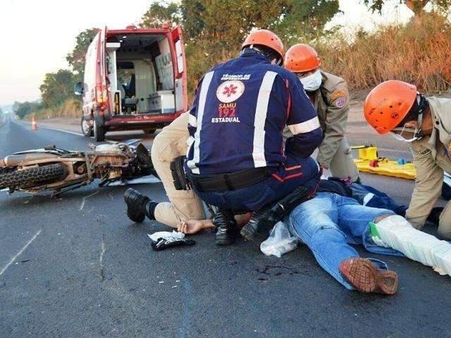 Motociclista fica ferido ap&oacute;s ser fechado por carreta na BR-163