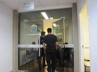 Em 12 de setembro, dia da Operação Vostok, policiais fazem buscas no gabinete do deputado Zé Teixeira (Foto: Paulo Francis/Arquivo)
