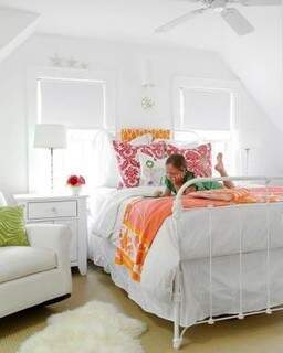 Cores vibrantes quebram branco total em móveis e paredes.