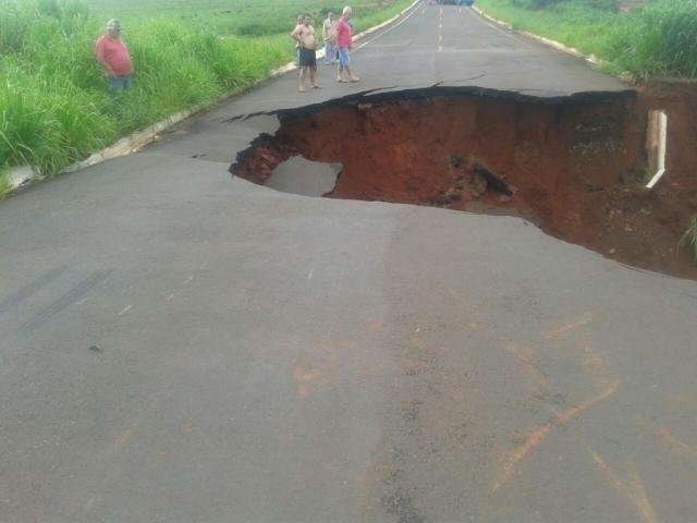 Estragos causados pela chuva adiam in&iacute;cio do ano letivo em 4 munic&iacute;pios