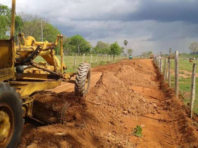 Com m&aacute;quinas e trabalhadores, governo ajuda a consertar estradas