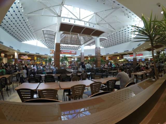 Explos&atilde;o de m&aacute;quina de refrigerante provoca p&acirc;nico em shopping