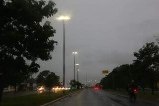 Céu escuro no meio da tarde na Avenida Gury Marques, em Campo Grande (Foto: Paulo Francis)