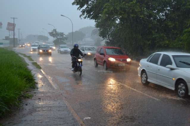 Abril tem recorde de chuva e j&aacute; registra dobro do previsto para o m&ecirc;s
