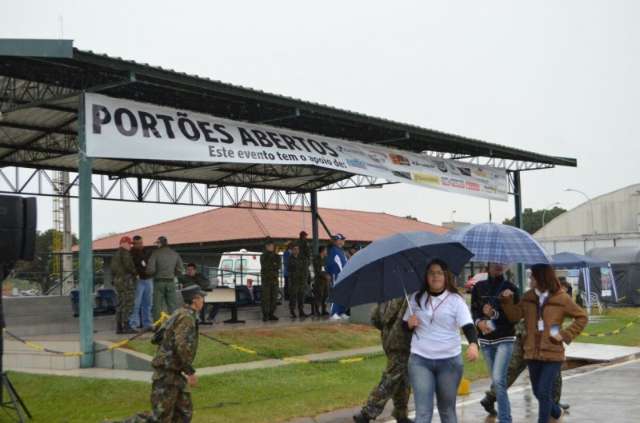 Paix&atilde;o de filhos faz fam&iacute;lias enfrentar chuva e frio para ver avi&otilde;es