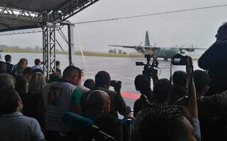 Chegada dos aviões da FAB, sob chuva, no aeroporto de Chapecó (Foto: Globo.com)