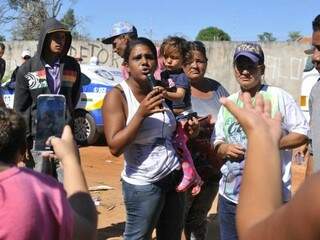 Moradores estão indignados com a falta de condições mínimas em que foram realocados, depois de removidos de favela (Foto: Alcides Neto)