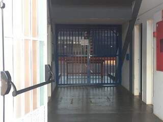 Porta do Ginásio Dom Bosco, onde fica o &#039;cadeião&#039; eleitoral (Foto: Julia Kaifanny)