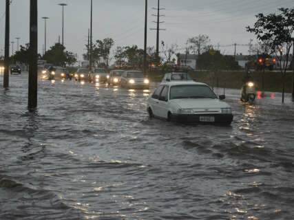  Com 42 mm de chuva, cidade tem alagamentos e tr&acirc;nsito tumultuado
