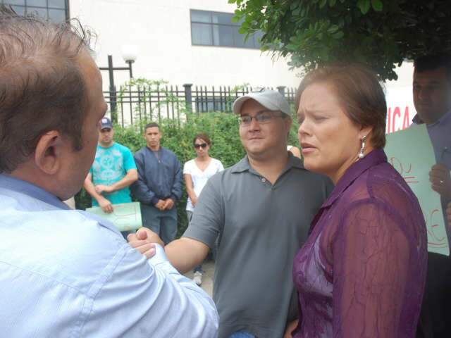  Mais uma v&iacute;tima de lutador se une &agrave; fam&iacute;lia em protesto no F&oacute;rum